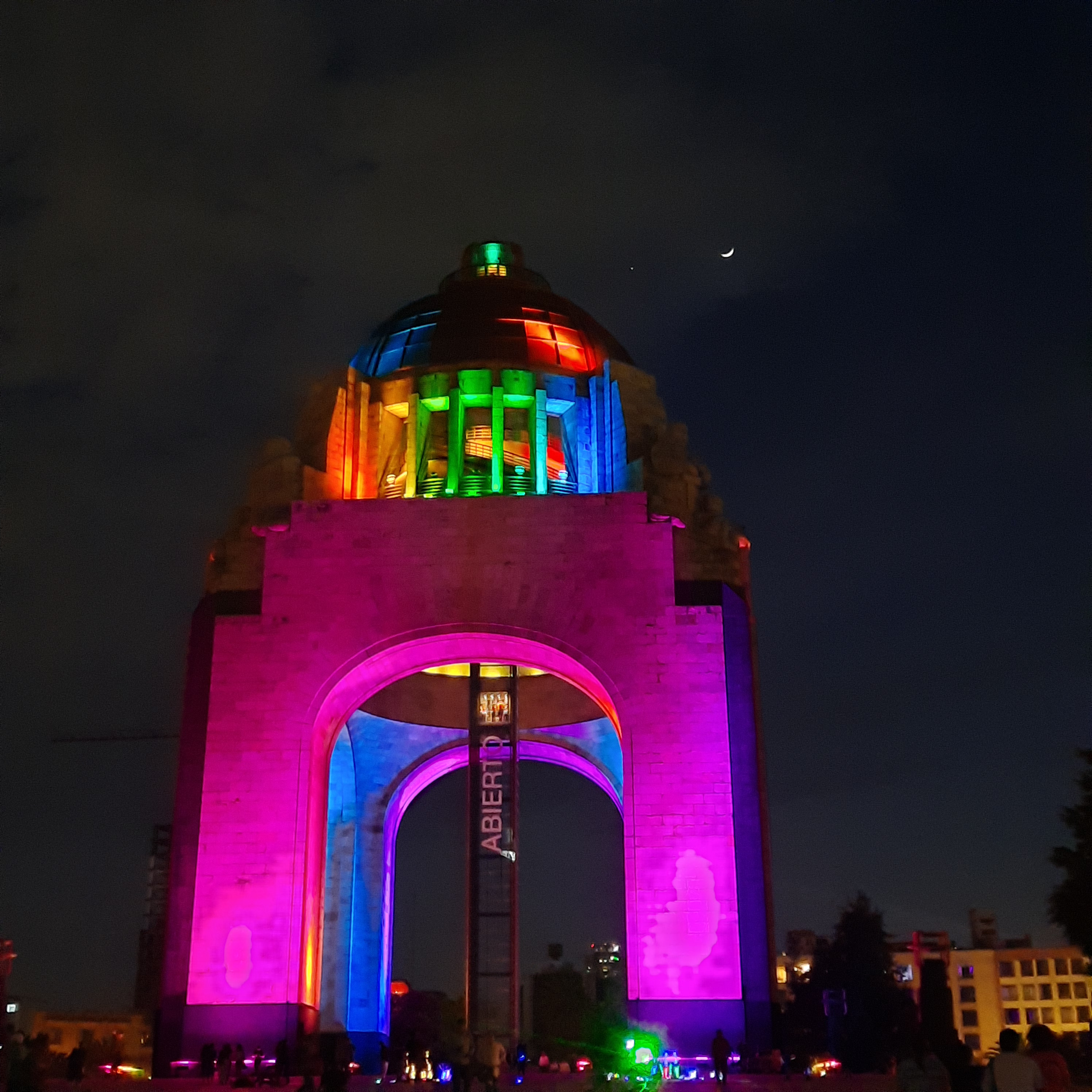 Monumento a la Revolución de noche